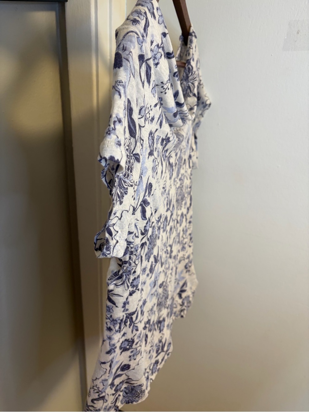 Rachel Zoe 100% Linen Floral Top Women’s L Blue Ivory Cowl Neck Blouse - Picture 9 of 12